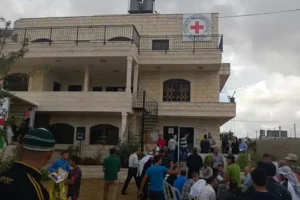 وزير جيش الاحتلال يقرر منع زيارة ممثلي الصليب الأحمر للمعتقلين